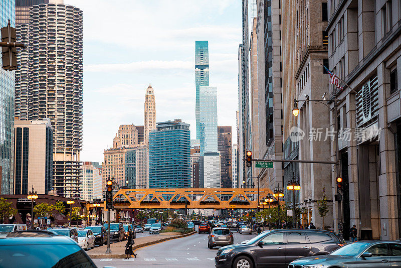 芝加哥，伊利诺伊州地铁环线列车在市中心- CTA -高架轨道-库存照片